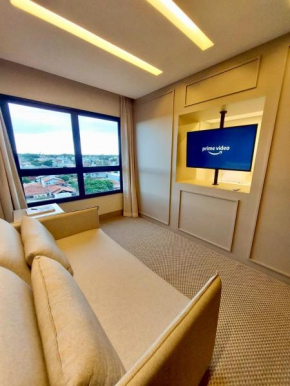 Alto Luxo - Cama King Simmons e 2 Smartv